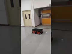 AGV Pasando por la Ducha de Aire para Mercancías | Transferencia Automatizada de Materiales en un Entorno Controlado