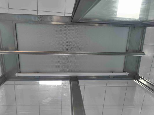 El gabinete de almacenamiento de ropa de la sala limpia de primera calidad.