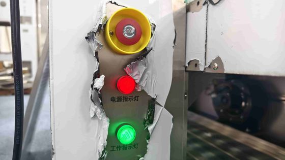 Con un transportador de rodillos accionado, la ducha de aire pasa a través de la caja.