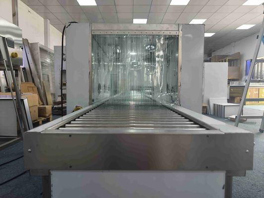 Con un transportador de rodillos accionado, la ducha de aire pasa a través de la caja.