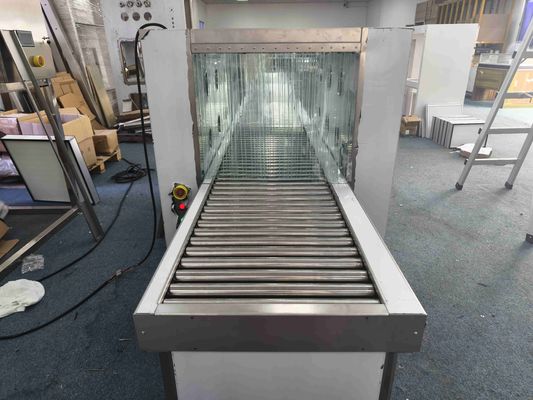 Con un transportador de rodillos accionado, la ducha de aire pasa a través de la caja.