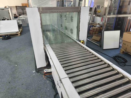Con un transportador de rodillos accionado, la ducha de aire pasa a través de la caja.