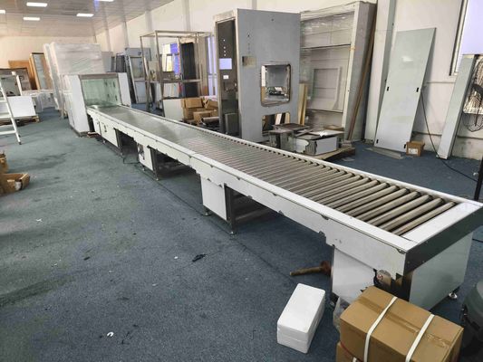 Con un transportador de rodillos accionado, la ducha de aire pasa a través de la caja.