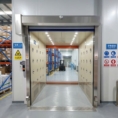 Puerta enrollable inteligente de alta velocidad habilitada para IoT con sellos a prueba de polvo y velocidad ajustable de 0,6 a 2,5 m/s para uso farmacéutico y minero